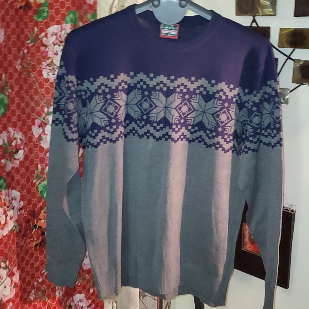 CUTE Christmas sweater.